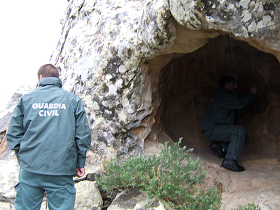 Agentes de la Guardia Civil registrando graffitis en una cueva.